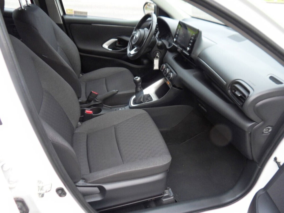 Toyota Yaris 1.0 5 porte Active (9)