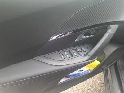Peugeot 2008 1.2 puretech Active s&s 100cv (15)