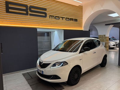 Lancia Ypsilon 1.0 FireFly 5 porte S&S Hybrid Ecochic Silver usata