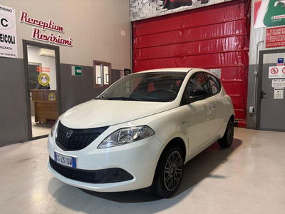 Lancia Ypsilon 1.0 FireFly 5 porte S&S Hybrid Ecochic Silver usata