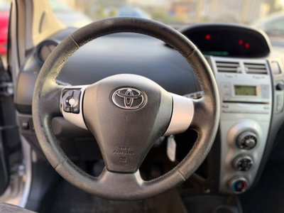 Toyota Yaris 1.3 3 porte Sol (13)