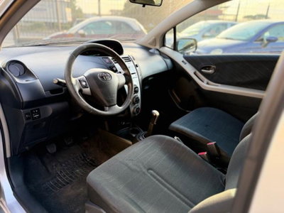 Toyota Yaris 1.3 3 porte Sol (9)