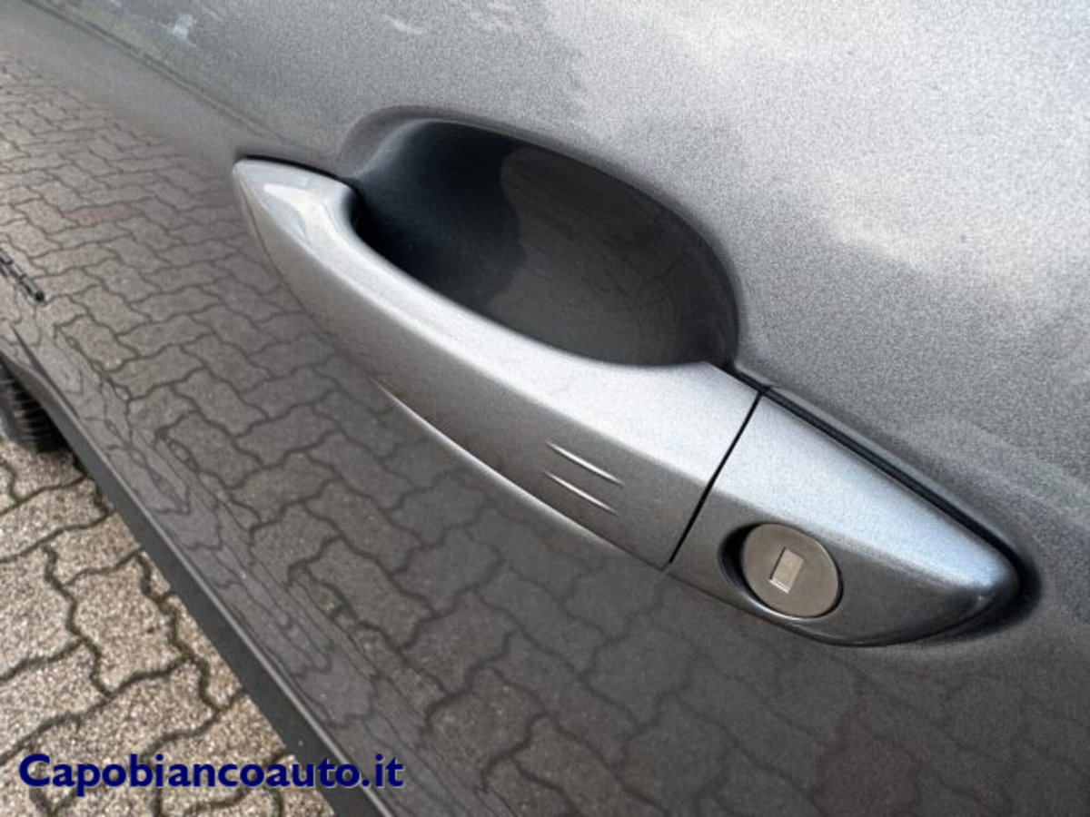 Jeep Avenger 1.2 turbo e-hybrid mhev Overland 4xe 145cv edct6 (13)