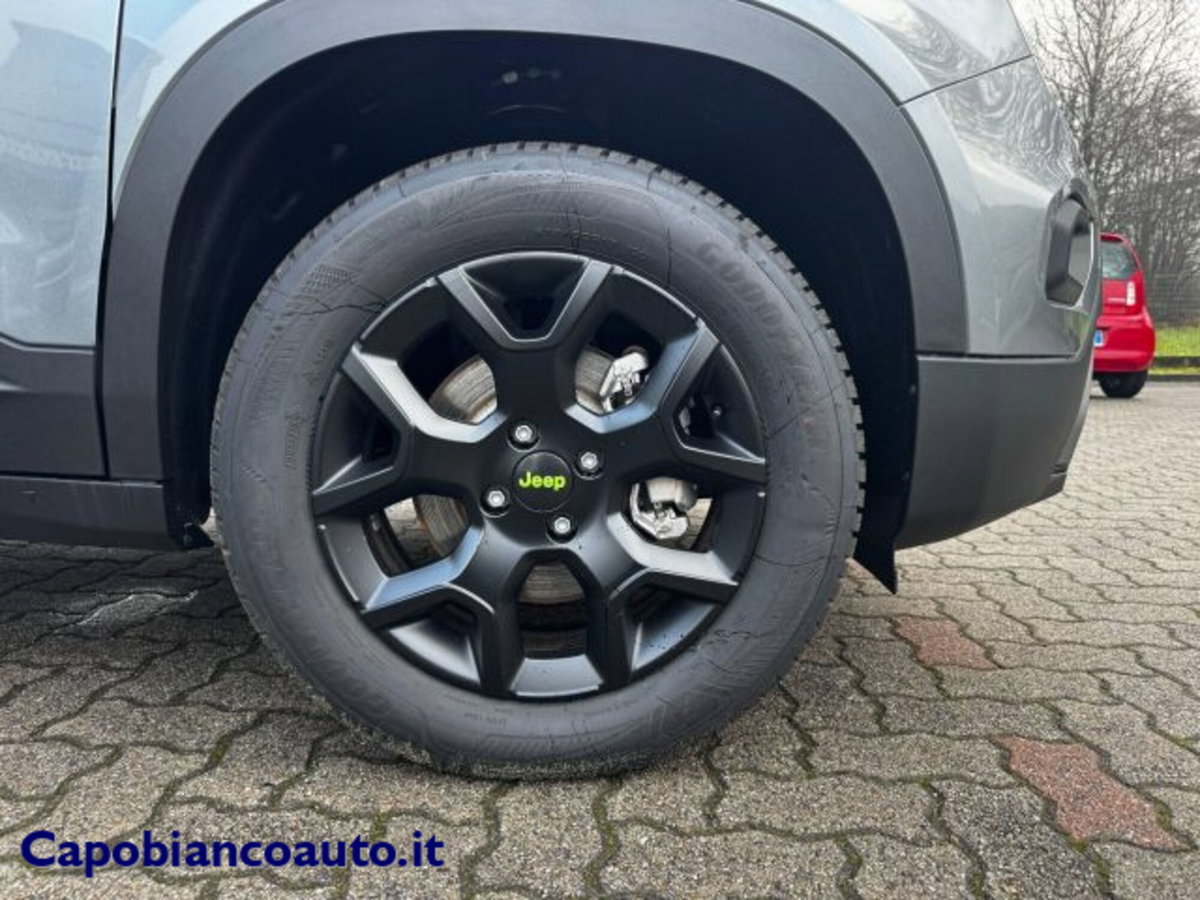 Jeep Avenger 1.2 turbo e-hybrid mhev Overland 4xe 145cv edct6 (4)