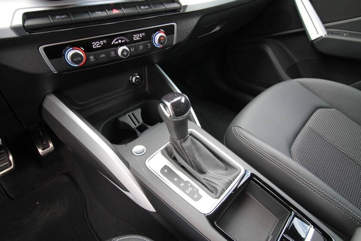 Audi Q2 Q2 35 TFSI Identity Black (13)