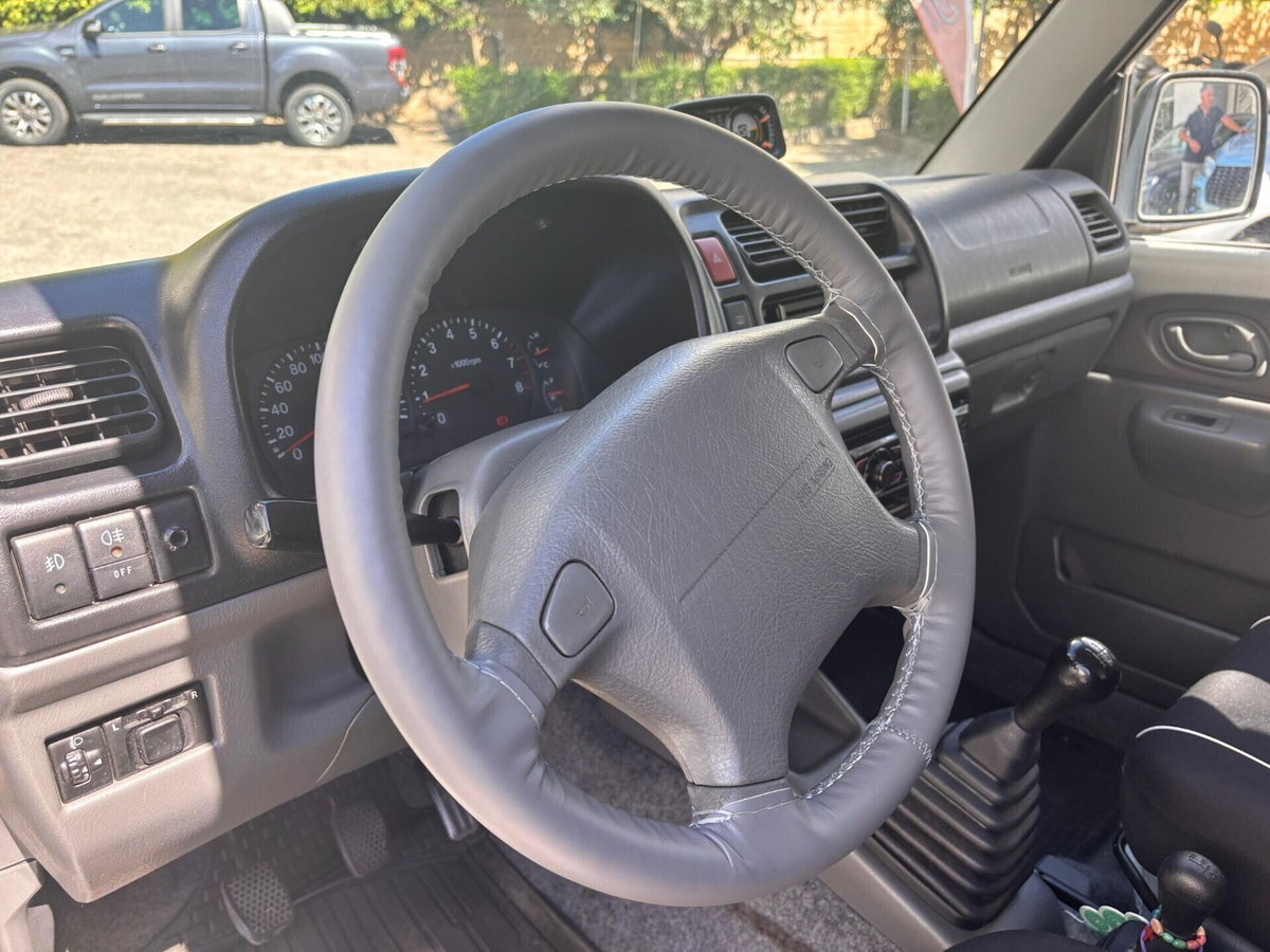 Suzuki Jimny 1.3i 16V cat 4WD JLX (11)
