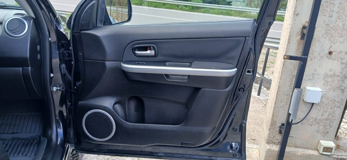 Suzuki Grand Vitara 1.9 DDiS 5 porte Crossover (10)