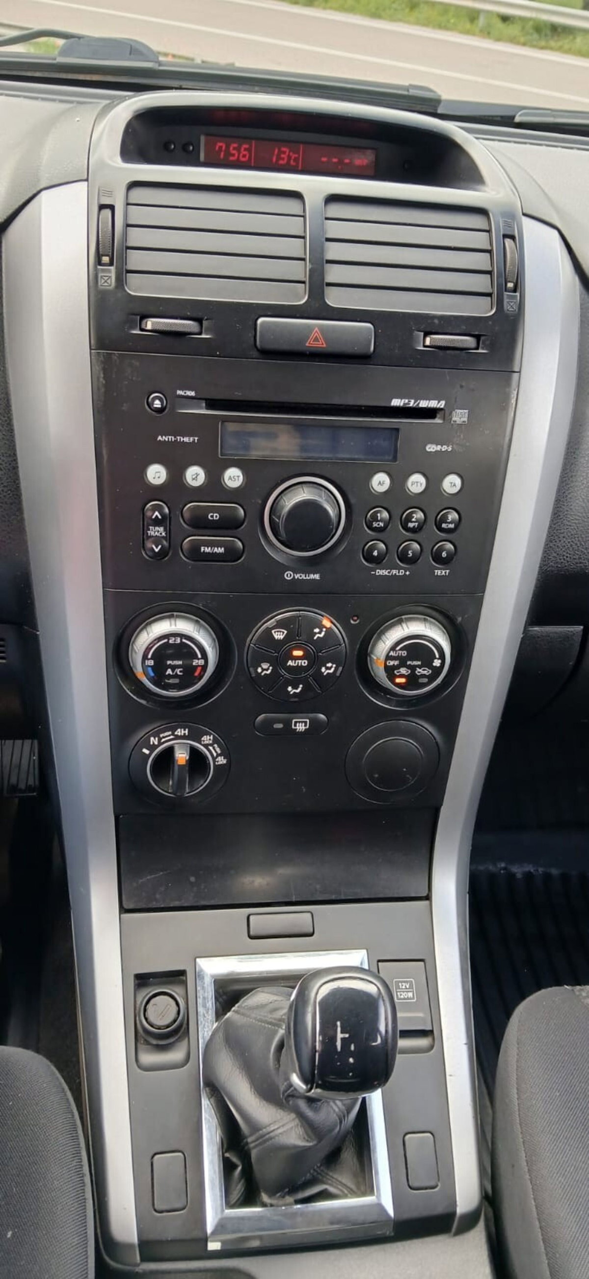 Suzuki Grand Vitara 1.9 DDiS 5 porte Crossover (13)