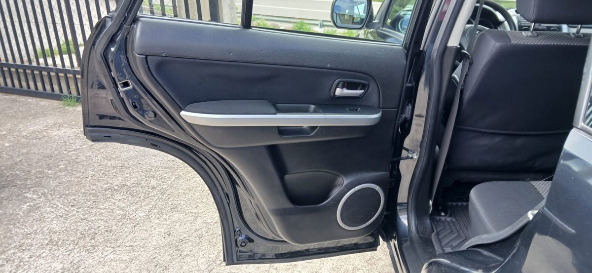 Suzuki Grand Vitara 1.9 DDiS 5 porte Crossover (17)