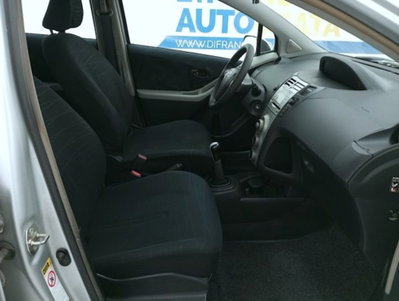 Toyota Yaris 1.3 5 porte Sol (11)