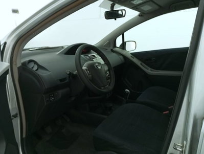 Toyota Yaris 1.3 5 porte Sol (8)