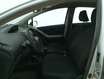 Toyota Yaris 1.3 5 porte Sol (9)