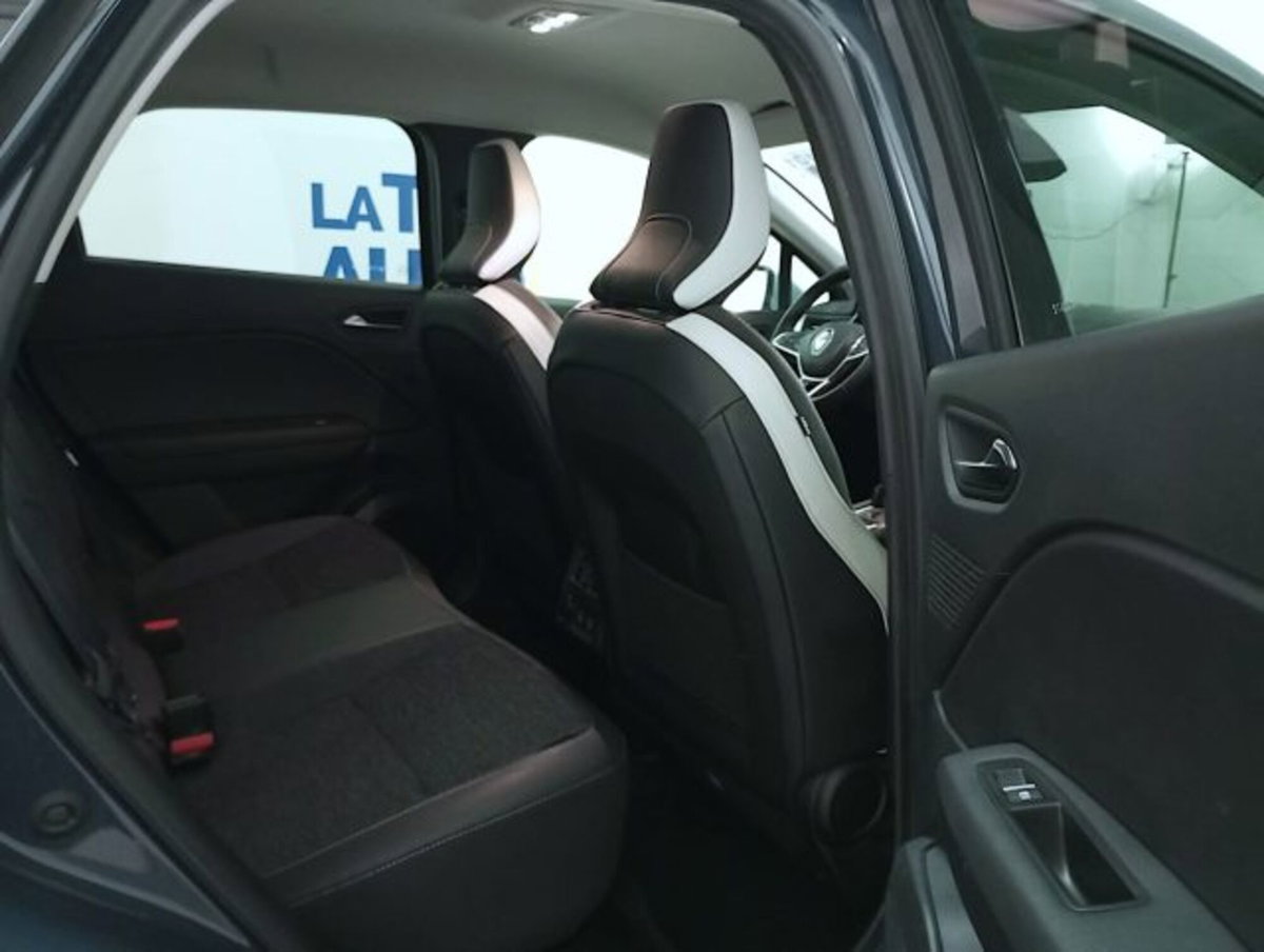 Renault Captur Mild Hybrid 140 CV Intens (16)