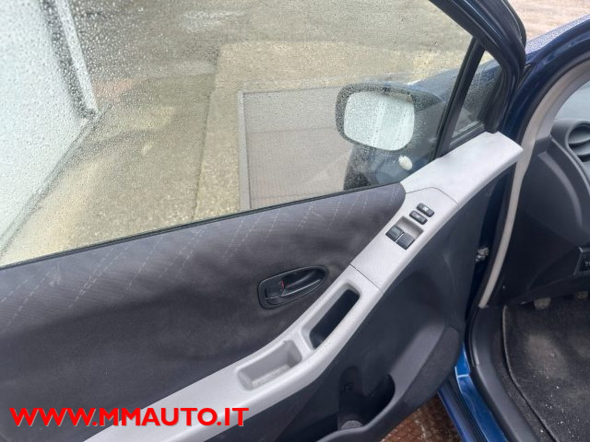 Toyota Yaris 1.0 5 porte Sol (10)
