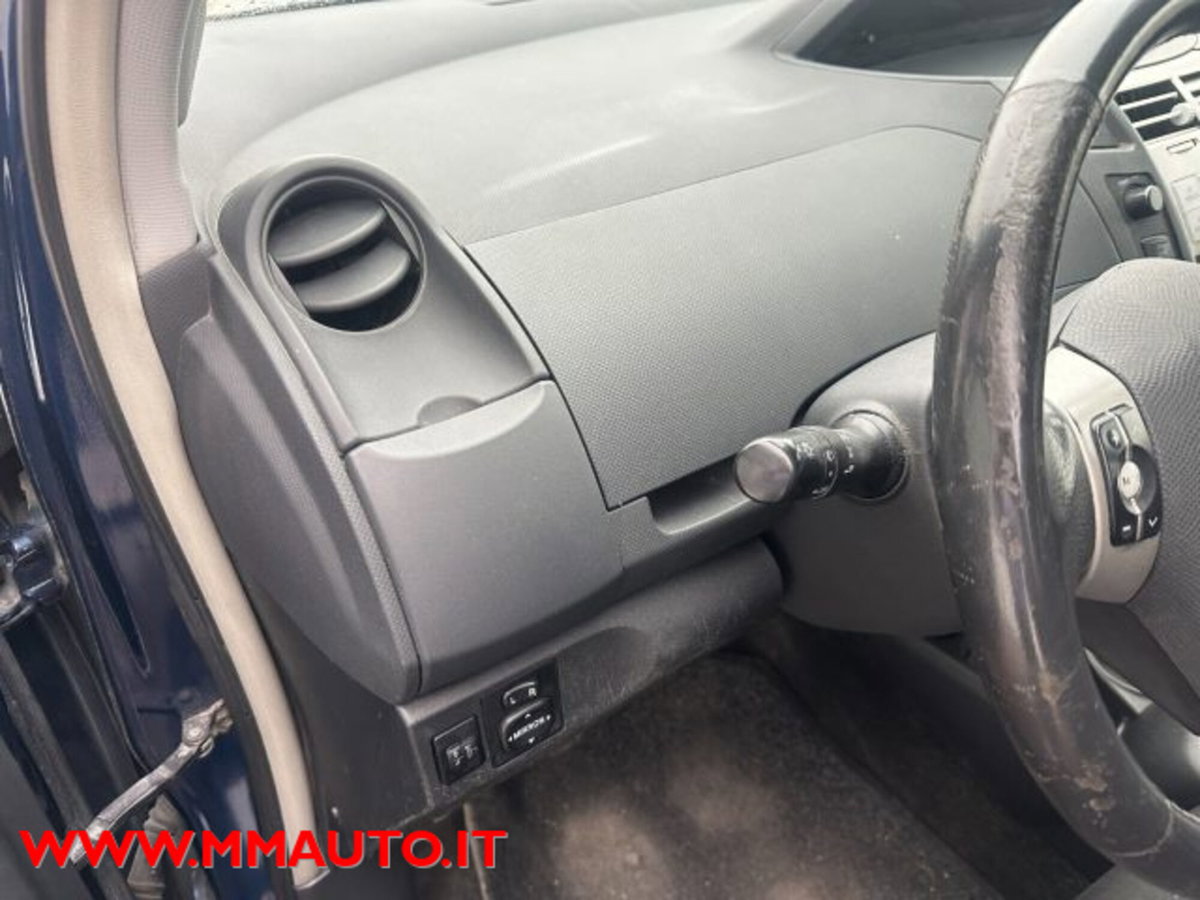 Toyota Yaris 1.0 5 porte Sol (7)