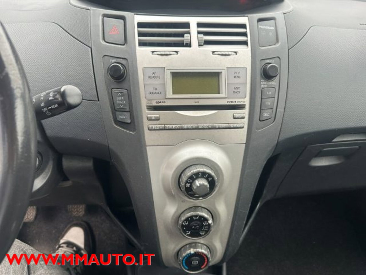 Toyota Yaris 1.0 5 porte Sol (8)