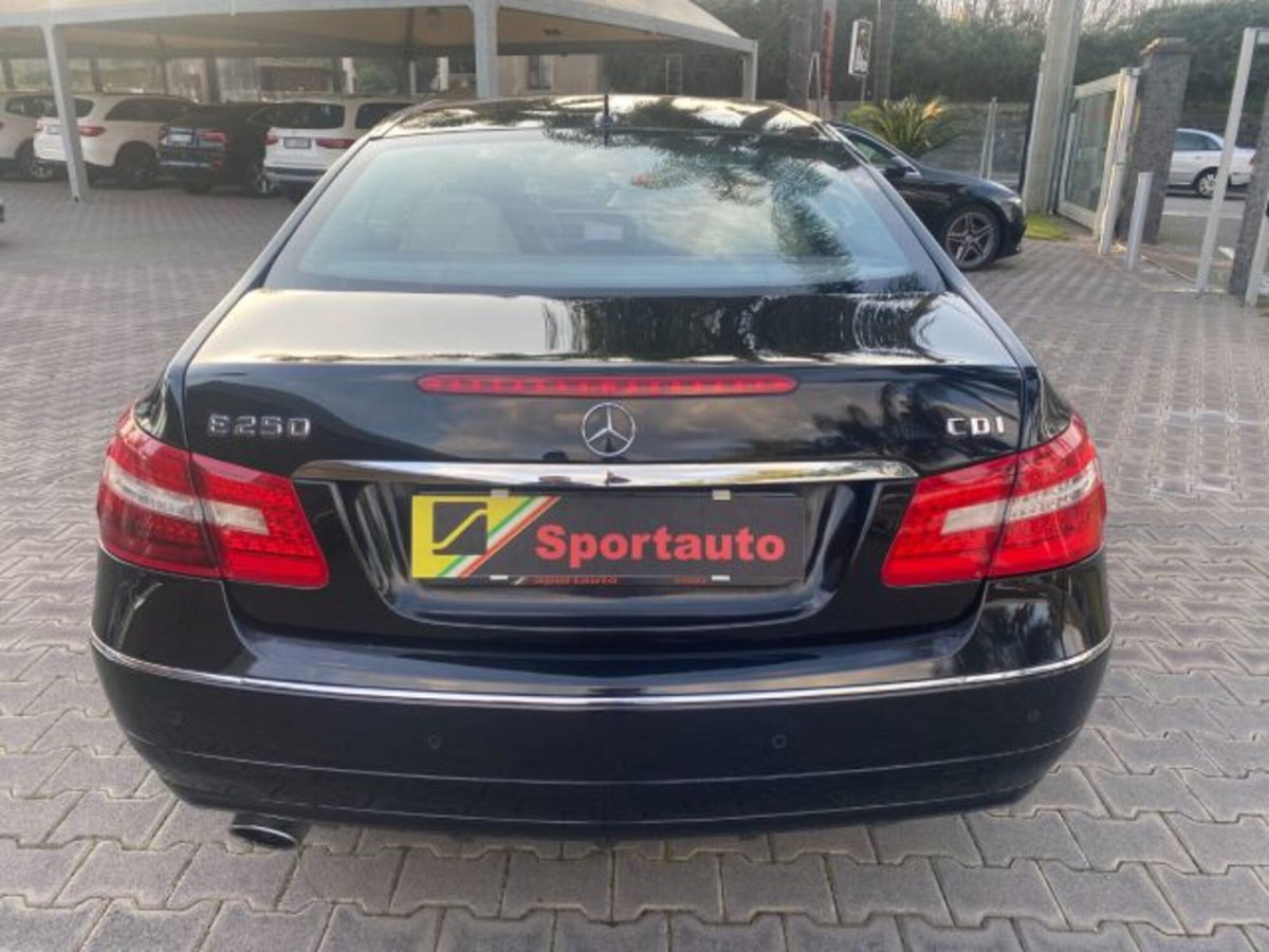Mercedes-Benz Classe E Coupé 250 CDI Coupé BlueEFFICIENCY Avantgarde (19)