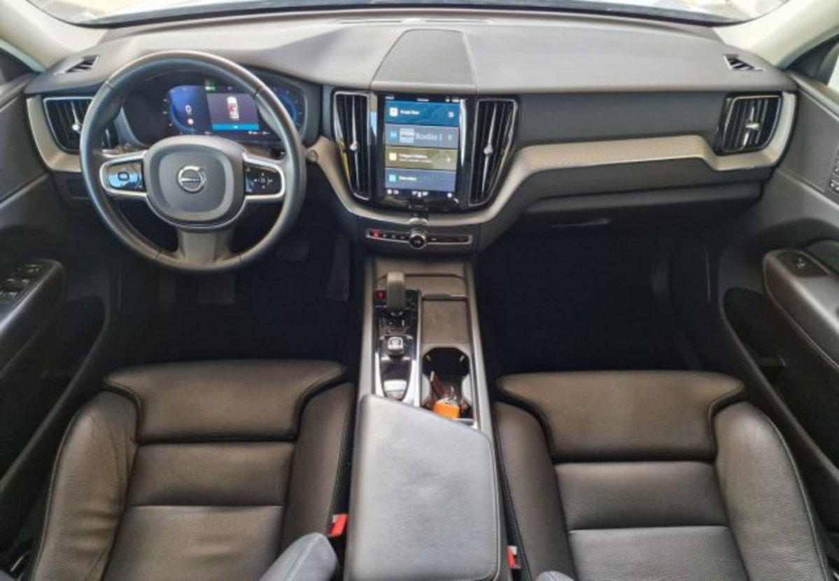 Volvo XC60 B4 (d) AWD automatico Plus Dark (10)