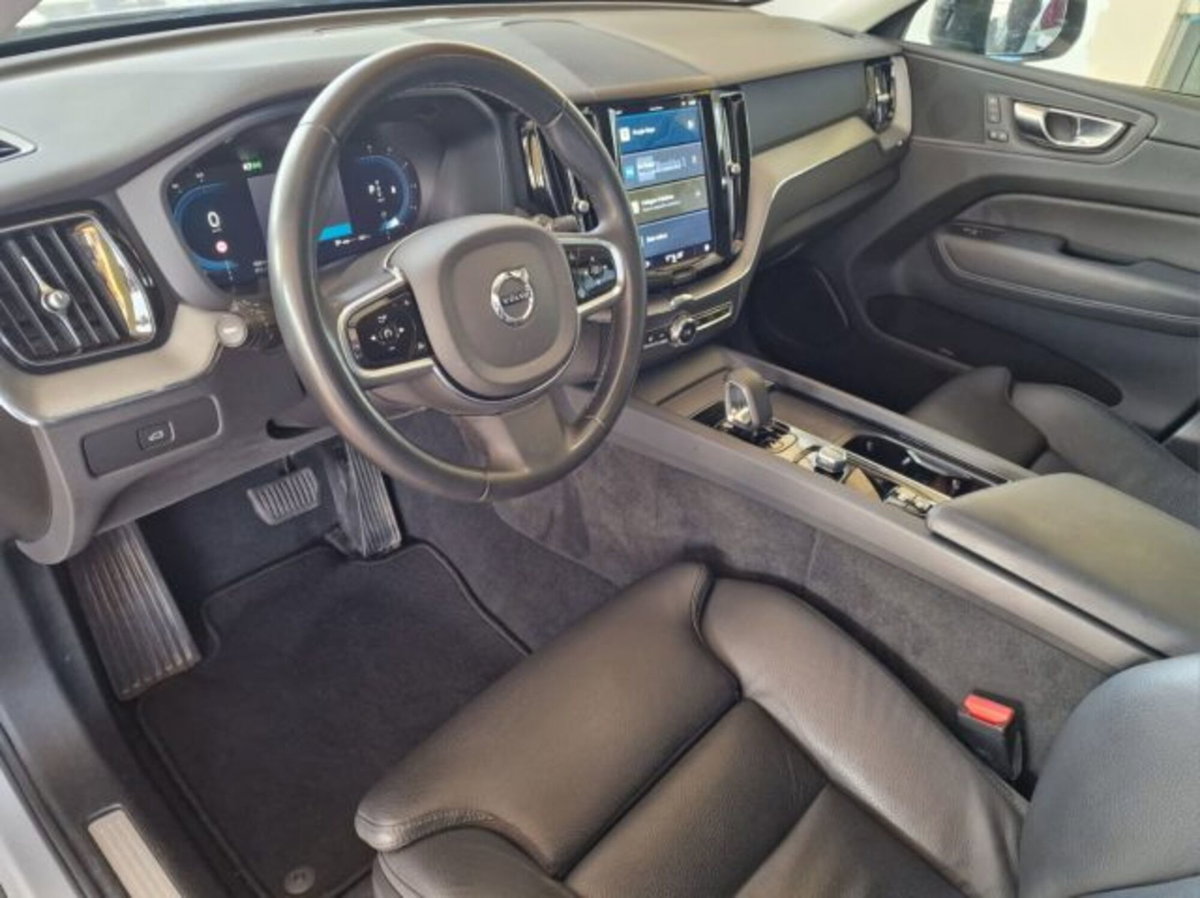 Volvo XC60 B4 (d) AWD automatico Plus Dark (11)