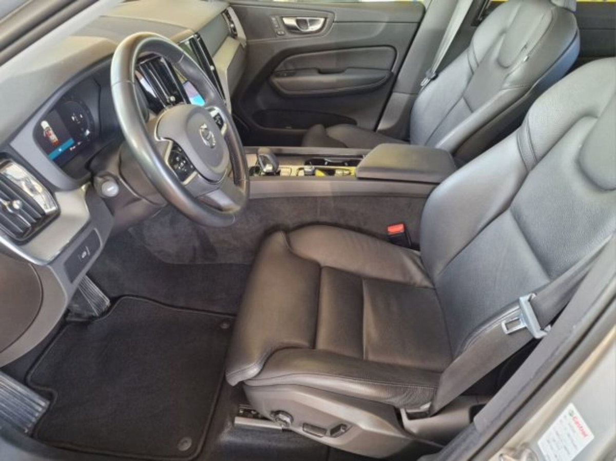 Volvo XC60 B4 (d) AWD automatico Plus Dark (12)