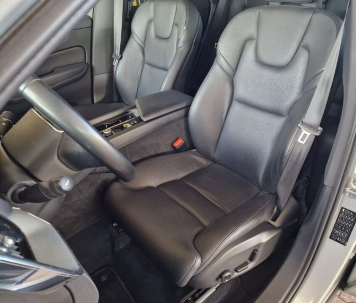 Volvo XC60 B4 (d) AWD automatico Plus Dark (13)