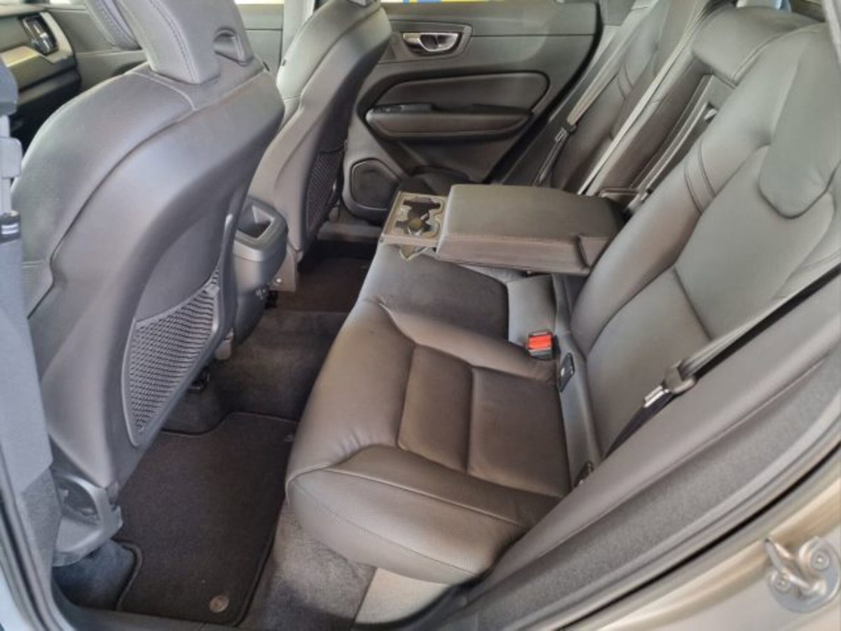 Volvo XC60 B4 (d) AWD automatico Plus Dark (14)