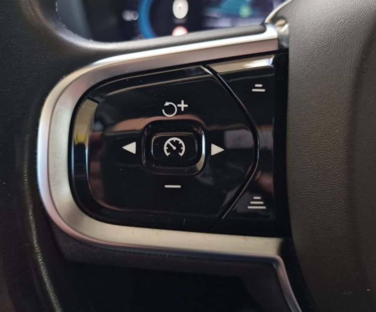 Volvo XC60 B4 (d) AWD automatico Plus Dark (17)