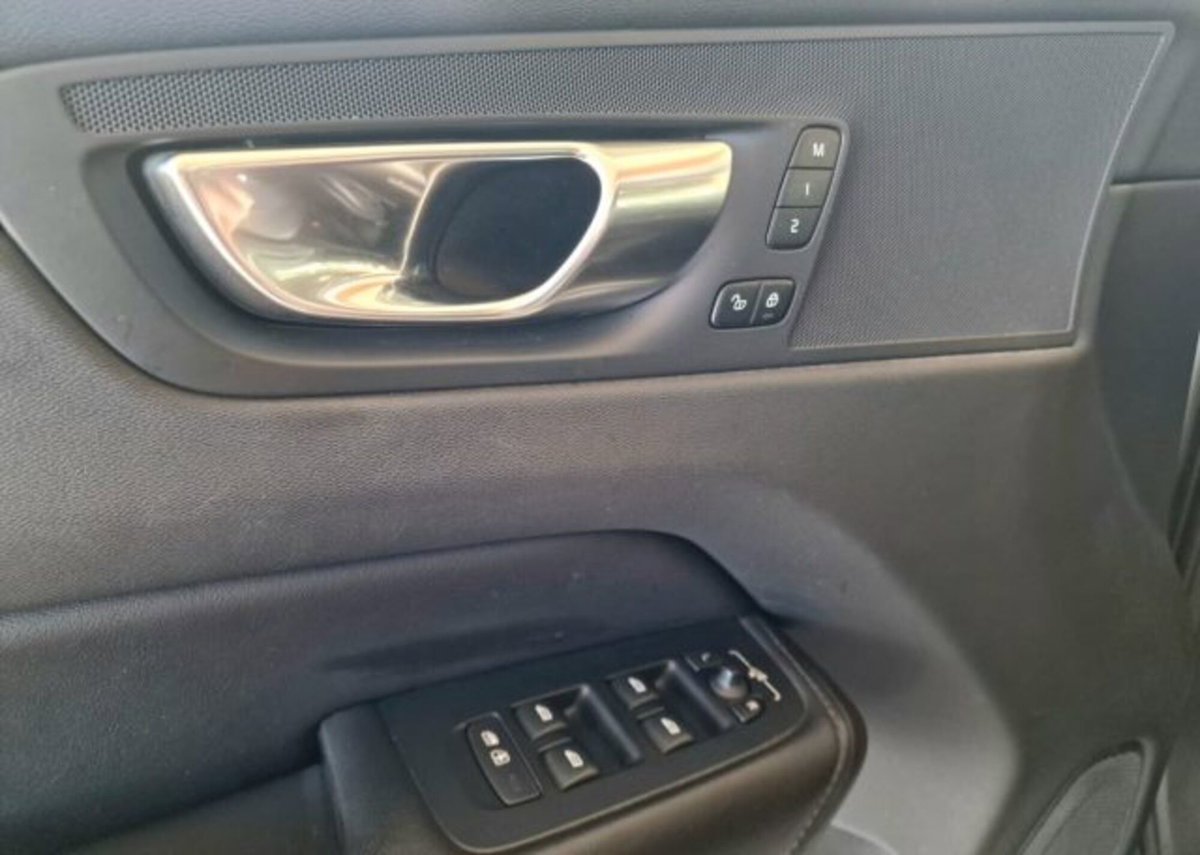 Volvo XC60 B4 (d) AWD automatico Plus Dark (18)