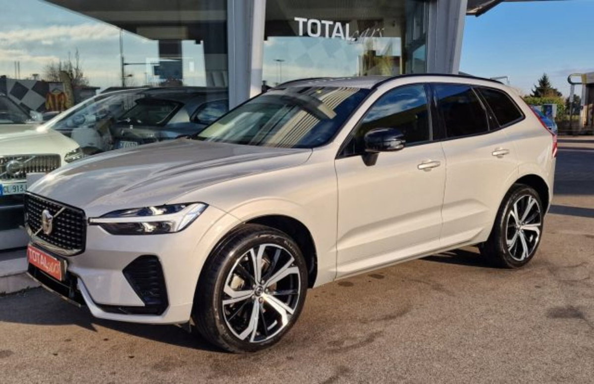 Volvo XC60 B4 (d) AWD automatico Plus Dark (4)