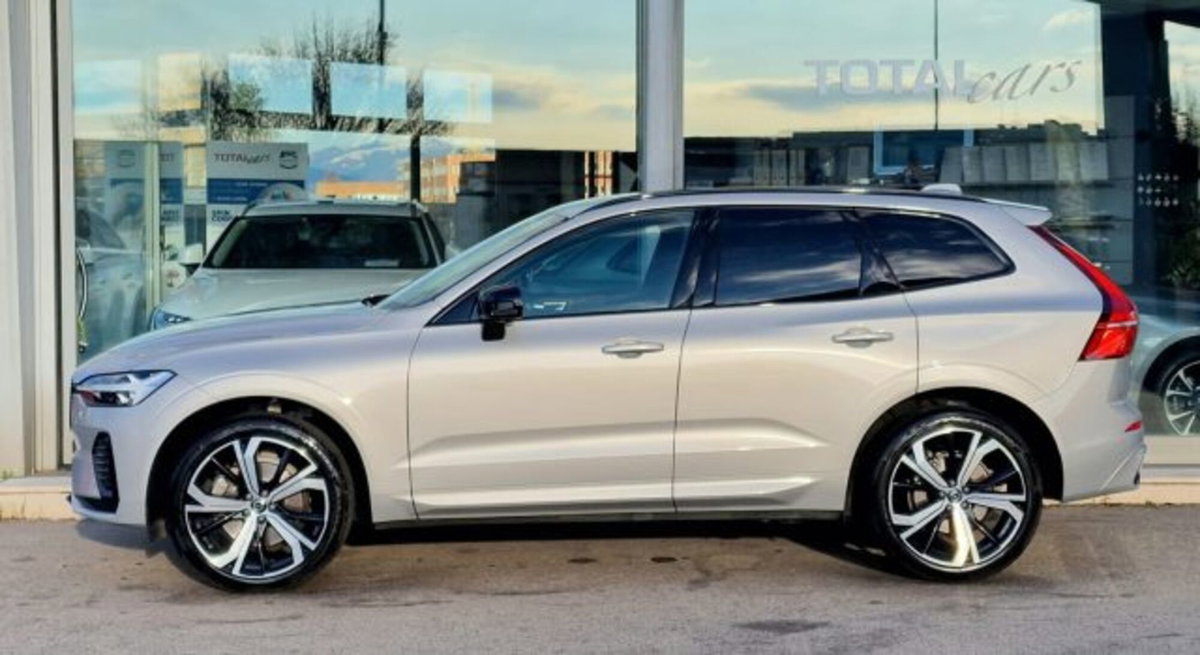 Volvo XC60 B4 (d) AWD automatico Plus Dark (5)