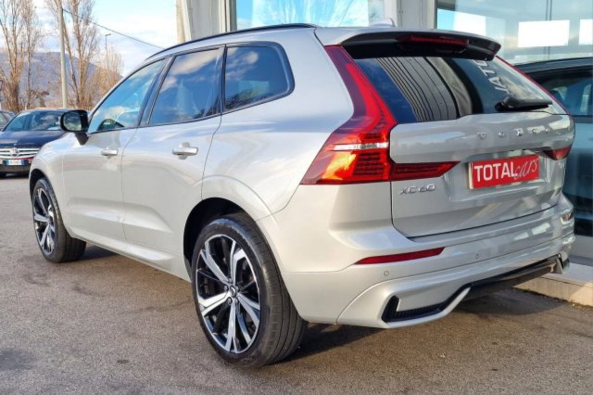 Volvo XC60 B4 (d) AWD automatico Plus Dark (7)
