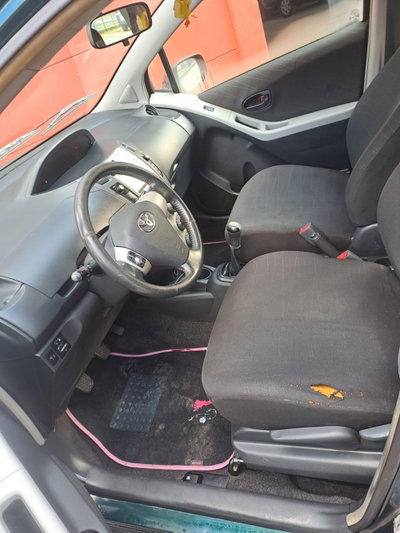 Toyota Yaris 1.0 5 porte Sol (5)