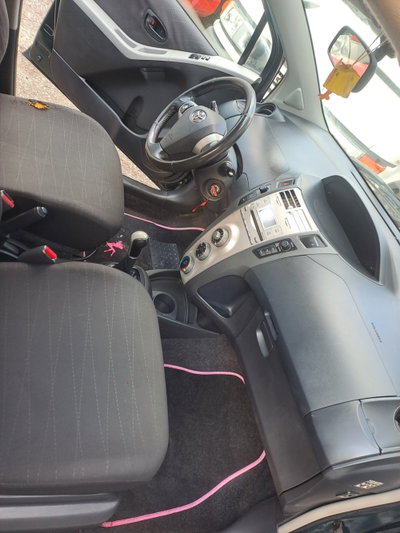 Toyota Yaris 1.0 5 porte Sol (7)
