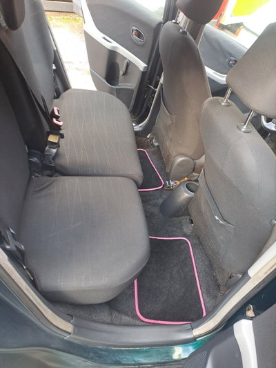 Toyota Yaris 1.0 5 porte Sol (8)