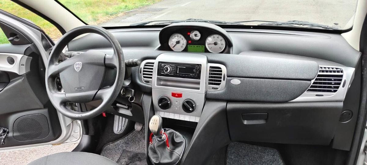 Lancia Ypsilon 1.4 Argento Ecochic GPL (15)