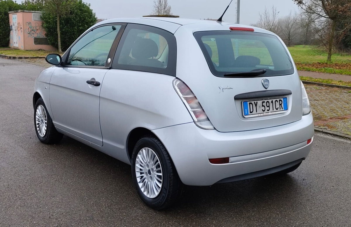 Lancia Ypsilon 1.4 Argento Ecochic GPL (18)