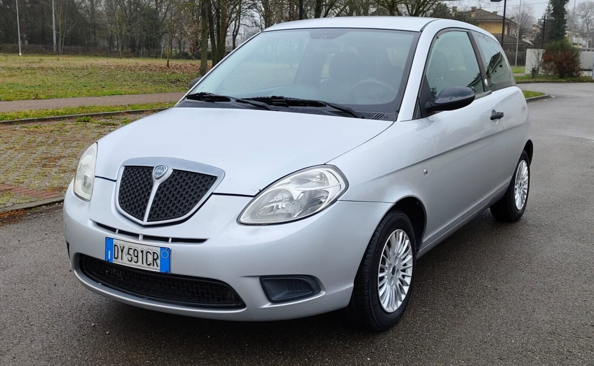 Lancia Ypsilon 1.4 Argento Ecochic GPL (2)