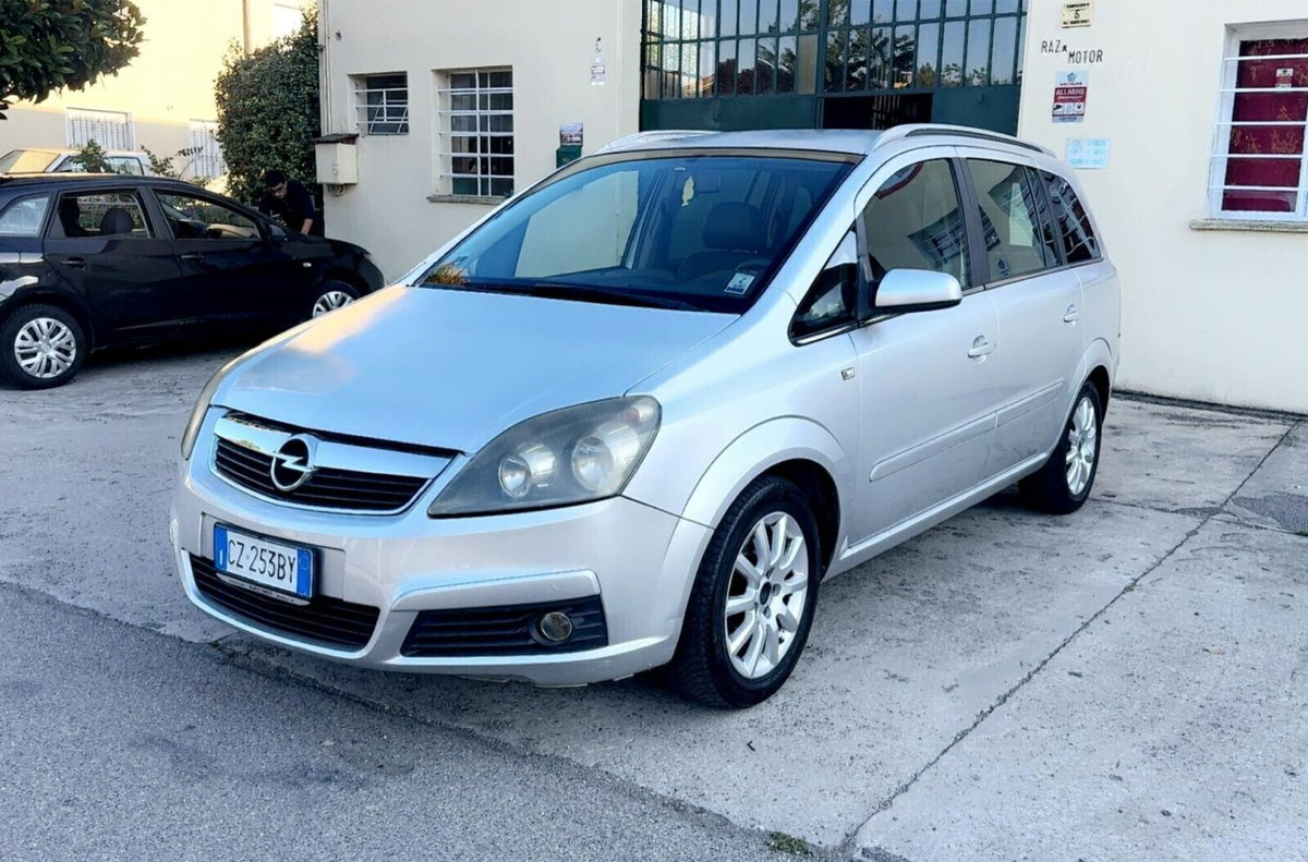 Opel Zafira 1.9 CDTI 120CV Cosmo (2)