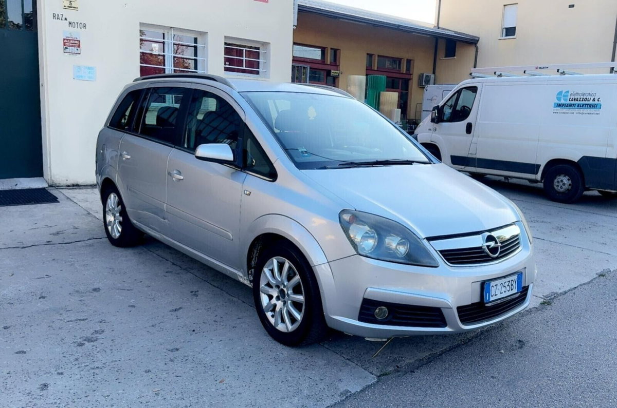 Opel Zafira 1.9 CDTI 120CV Cosmo (9)