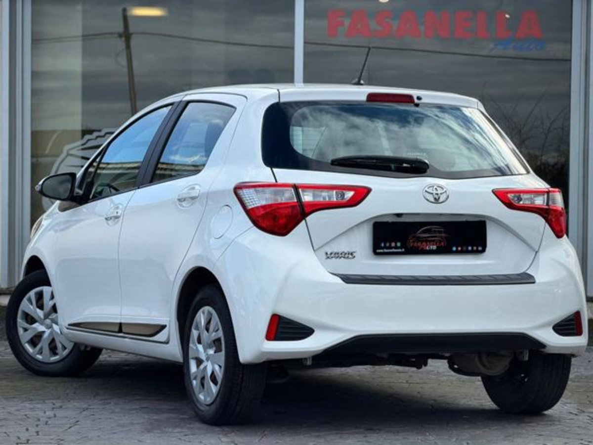 Toyota Yaris 1.0 5 porte Active (11)