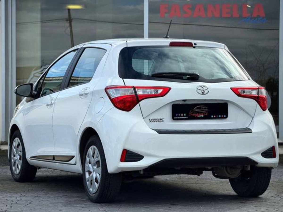 Toyota Yaris 1.0 5 porte Active (12)