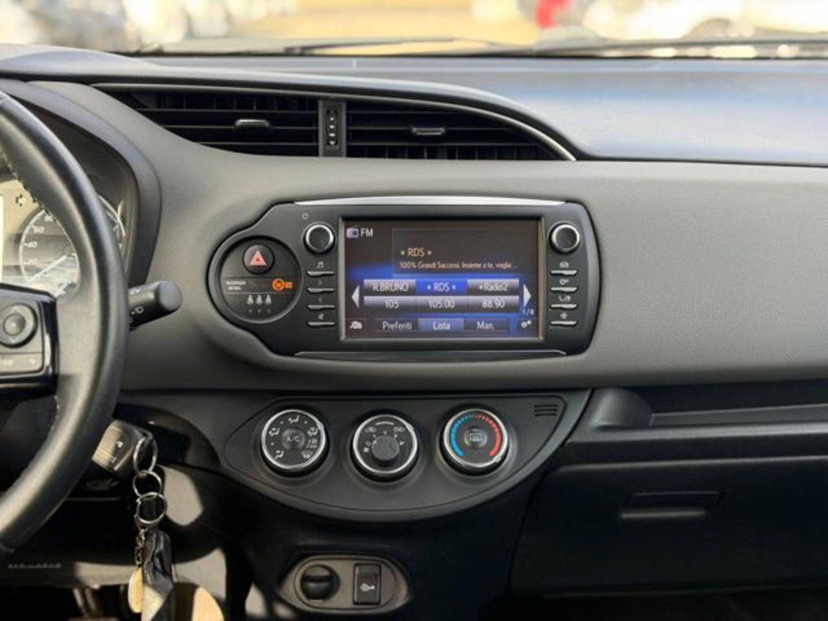 Toyota Yaris 1.0 5 porte Active (17)