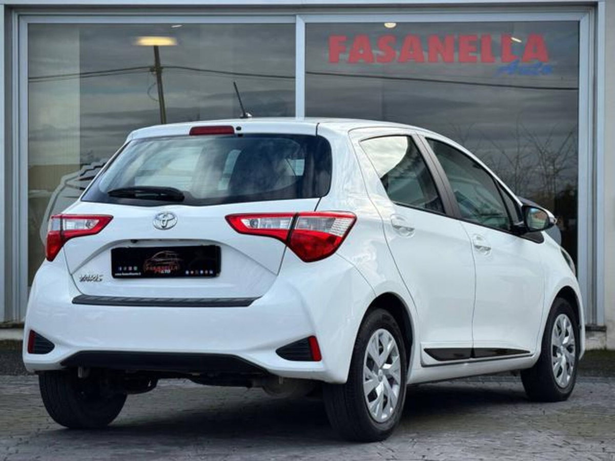 Toyota Yaris 1.0 5 porte Active (8)