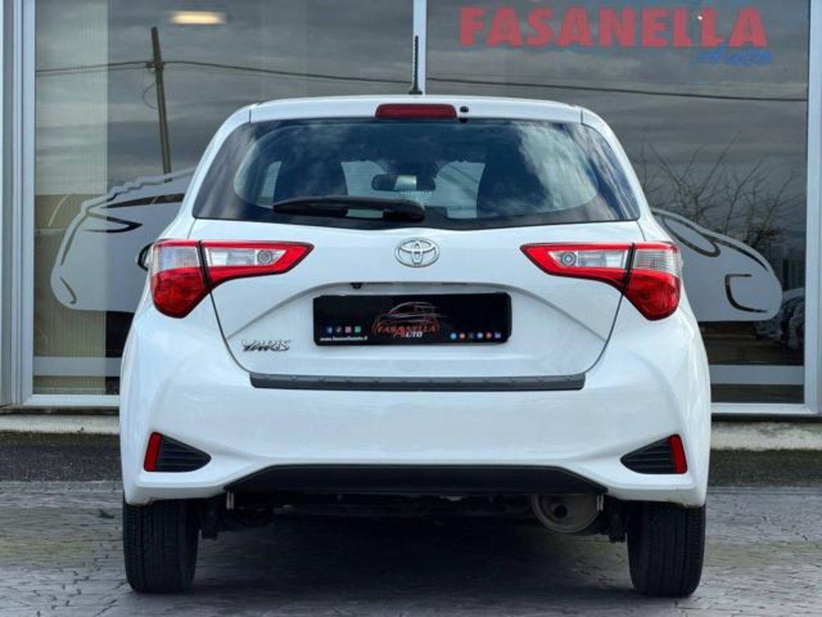 Toyota Yaris 1.0 5 porte Active (9)