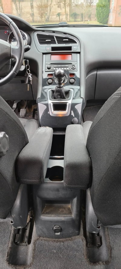 Peugeot 5008 1.6 HDi 112CV Business (12)