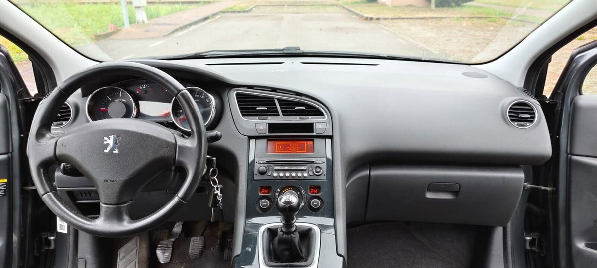 Peugeot 5008 1.6 HDi 112CV Business (9)