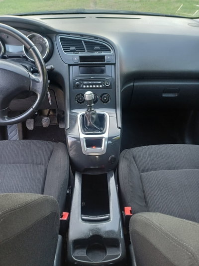 Peugeot 5008 1.6 HDi 112CV Tecno (20)