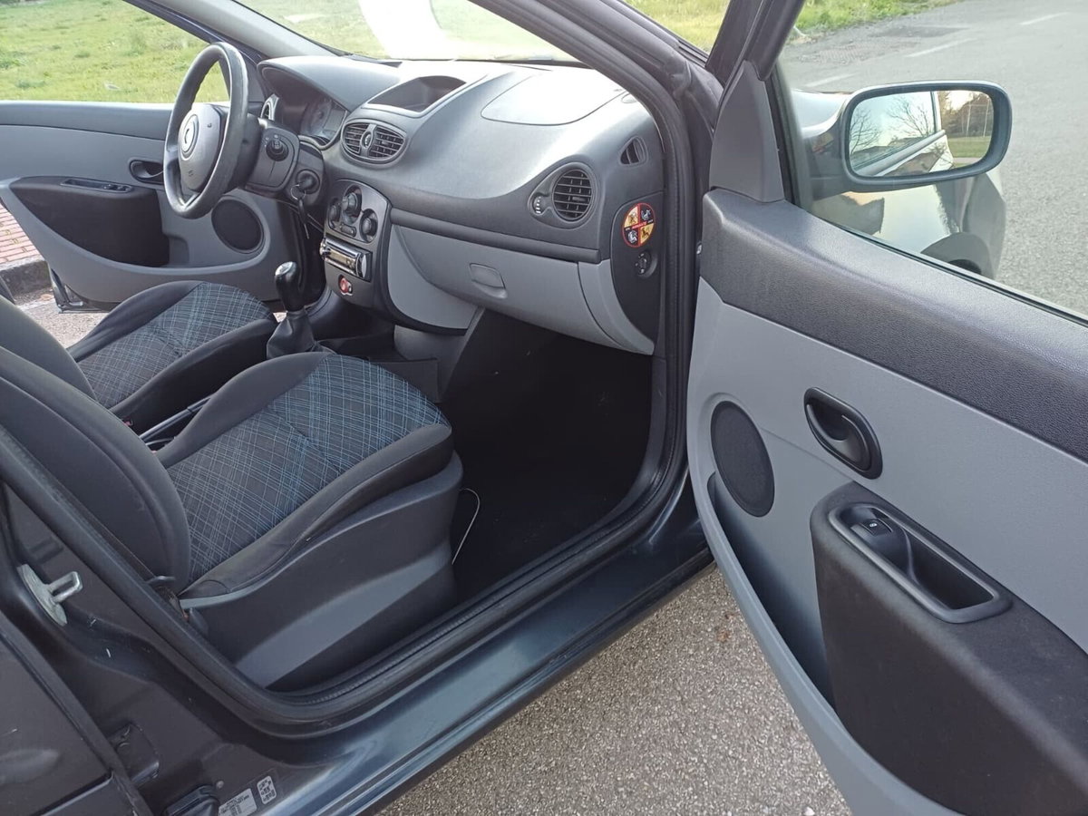 Renault Clio 1.2 16V 5 porte Luxe (10)