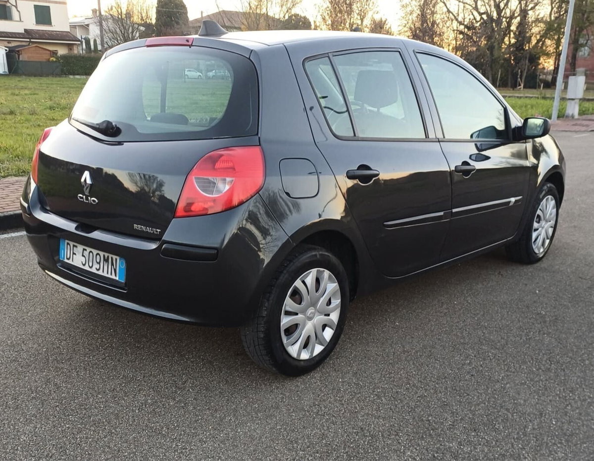 Renault Clio 1.2 16V 5 porte Luxe (17)