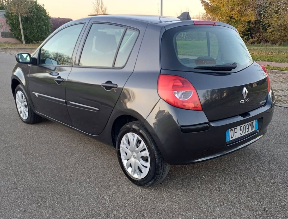 Renault Clio 1.2 16V 5 porte Luxe (18)